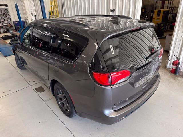 Used 2018 Chrysler Pacifica Touring Plus w/ S Appearance Package FWD image 9