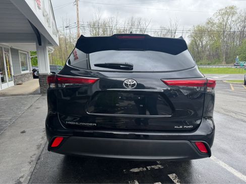 Used 2022 Toyota Highlander XLE AWD/4WD image 7