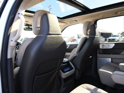 Used 2022 Lincoln Navigator Reserve AWD/4WD image 13