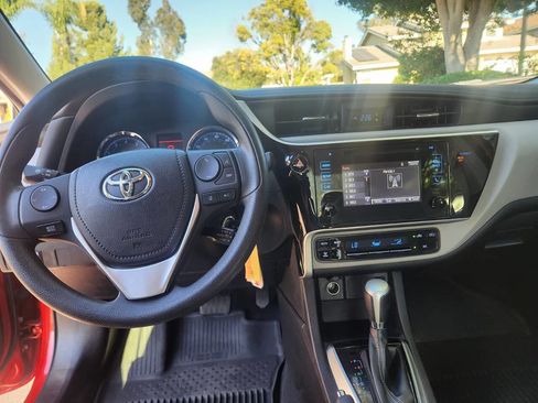 Used 2018 Toyota Corolla LE image 19