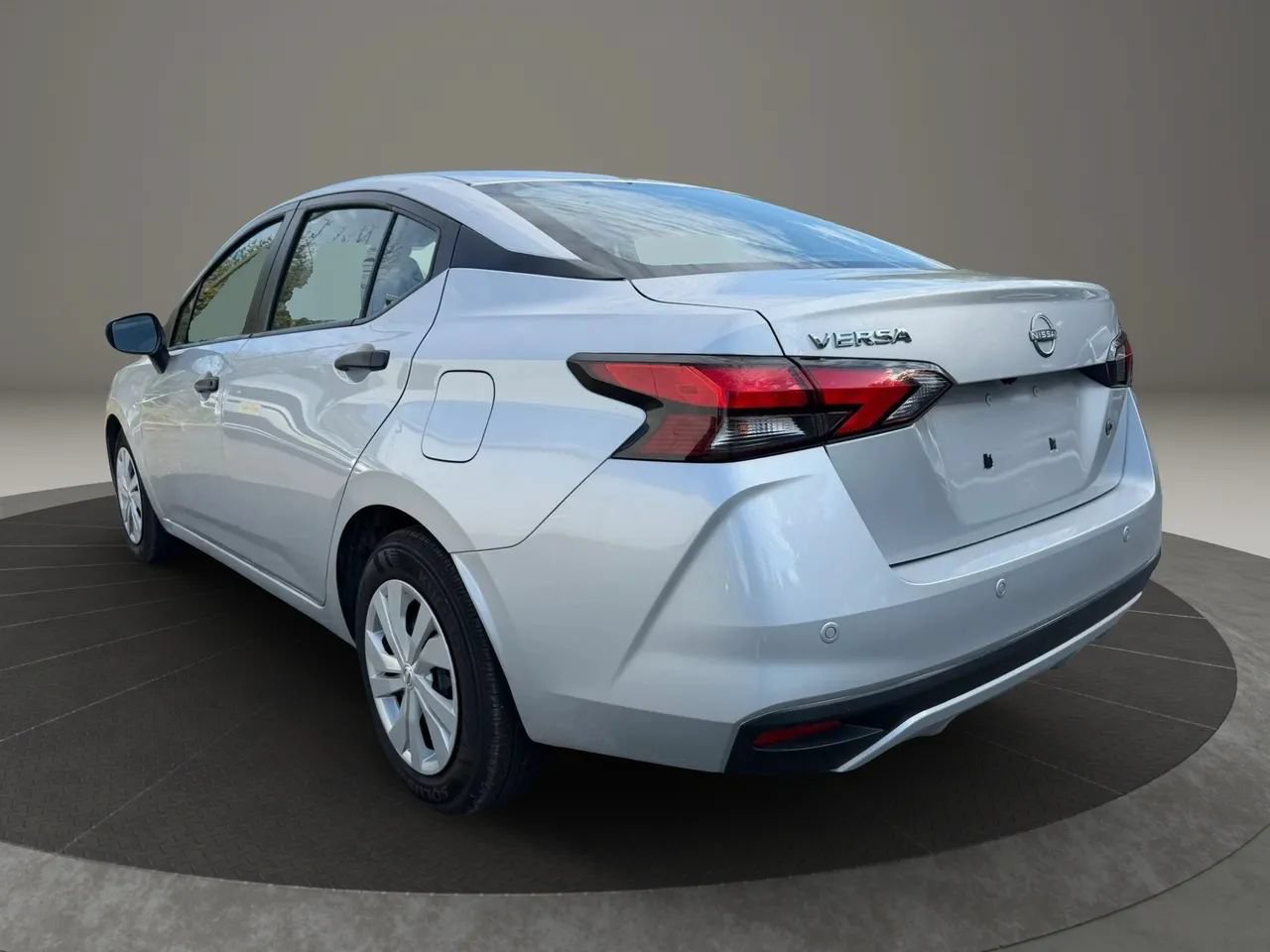Used 2025 Nissan Versa S FWD image 7