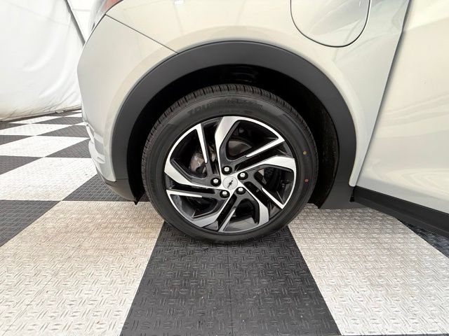 Used 2022 Chevrolet Bolt LT w/ Infotainment Package FWD image 9