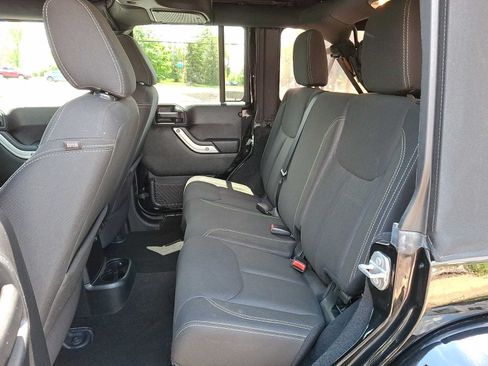 Used 2016 Jeep Wrangler Unlimited Sahara w/ Dual Top Group AWD/4WD image 8