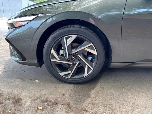 Certified 2025 Hyundai Elantra Limited FWD image 27
