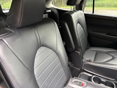 Used 2022 Toyota Highlander XLE FWD image 14