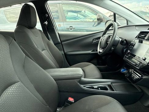 Used 2022 Toyota Prius LE FWD image 3