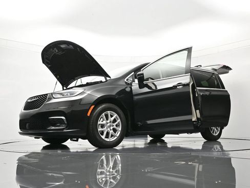Certified 2023 Chrysler Pacifica Touring-L FWD image 50