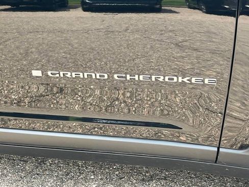 Used 2023 Jeep Grand Cherokee Limited w/ Luxury Tech Group II AWD/4WD image 31