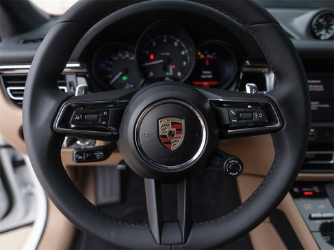 Used 2025 Porsche Macan image 18