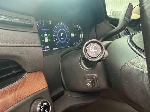 Used 2019 Cadillac Escalade Luxury image 18