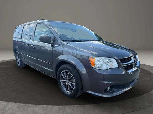 Used 2017 Dodge Grand Caravan SXT FWD image 3