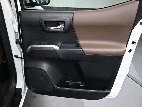 Certified 2020 Toyota Tacoma Limited image 33
