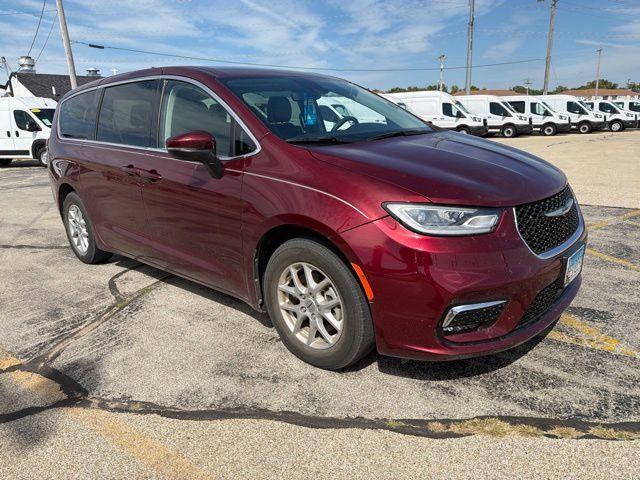 Used 2023 Chrysler Pacifica Touring-L FWD image 3