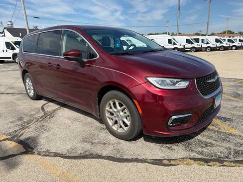 Used 2023 Chrysler Pacifica Touring-L FWD image 3