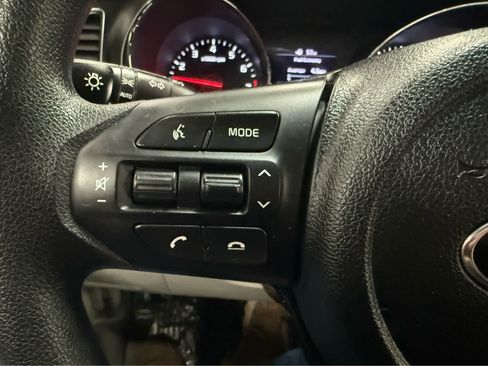 Used 2021 Kia Sedona LX image 27