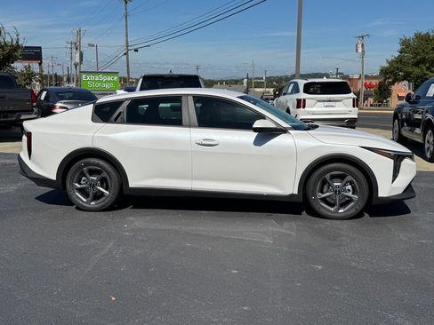 New 2025 Kia K4 LXS image 2