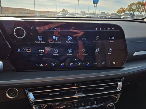 Used 2024 Chevrolet Traverse LT image 27