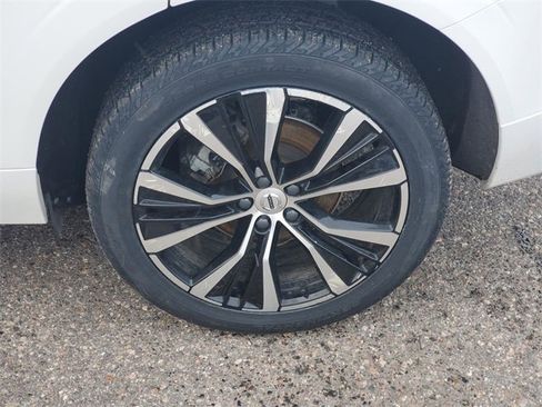 Certified 2023 Volvo XC60 B5 Ultimate w/ Climate Package image 7