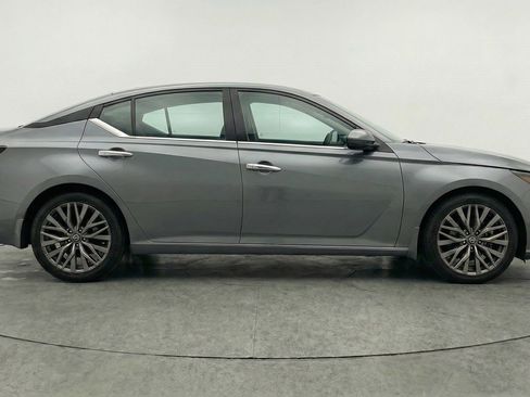 Used 2025 Nissan Altima 2.5 SV FWD image 11
