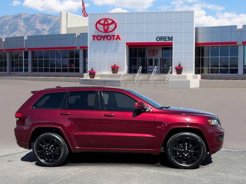 Used 2018 Jeep Grand Cherokee Altitude AWD/4WD image 3