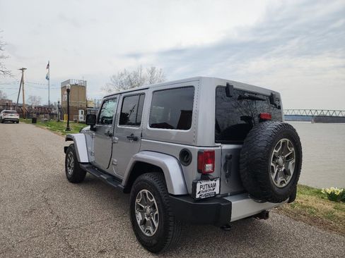 Used 2013 Jeep Wrangler Unlimited Sahara w/ Dual Top Group AWD/4WD image 3