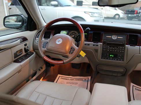 Used 2003 Lincoln Town Car Signature image 13