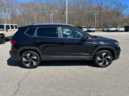 Certified 2024 Volkswagen Taos SE image 10