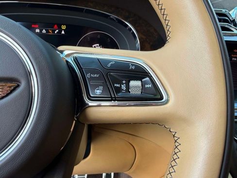 Used 2022 Bentley Bentayga image 55