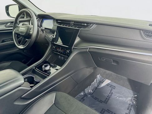 Certified 2025 Jeep Grand Cherokee Altitude image 39