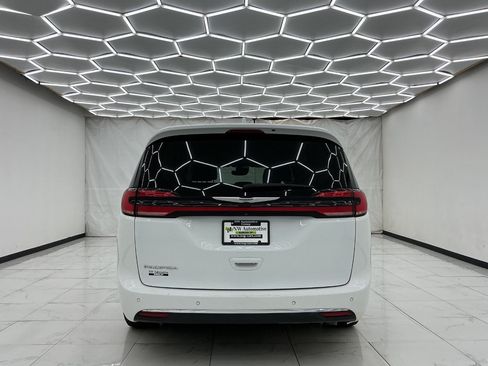 Used 2022 Chrysler Pacifica Touring-L FWD image 10