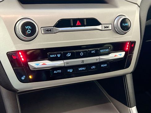 Used 2022 Ford Explorer XLT w/ Equipment Group 202A image 27