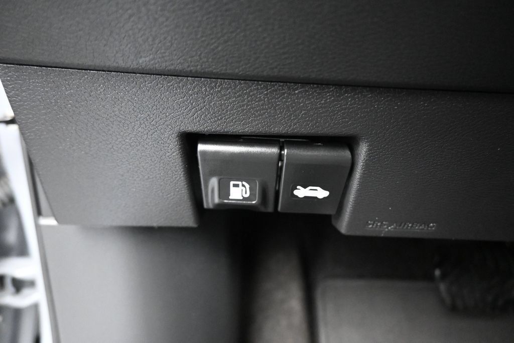 Used 2023 Nissan Kicks SR FWD image 28
