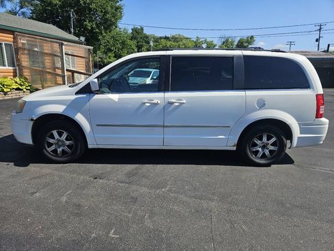 Used 2009 Chrysler Town & Country Touring FWD image 5