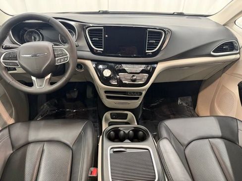 Used 2024 Chrysler Pacifica Touring-L FWD image 4