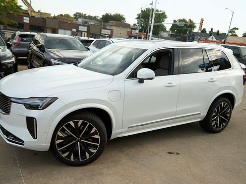 New 2026 Volvo XC90 T8 Plus image 3