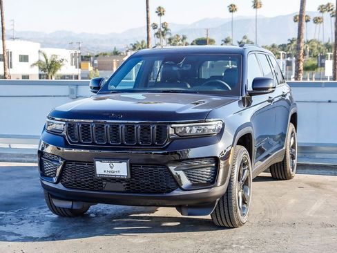 New 2025 Jeep Grand Cherokee Altitude image 4