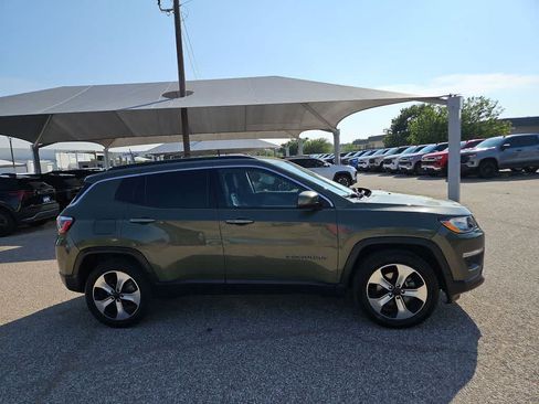 Used 2018 Jeep Compass Latitude w/ Popular Equipment Group FWD image 9
