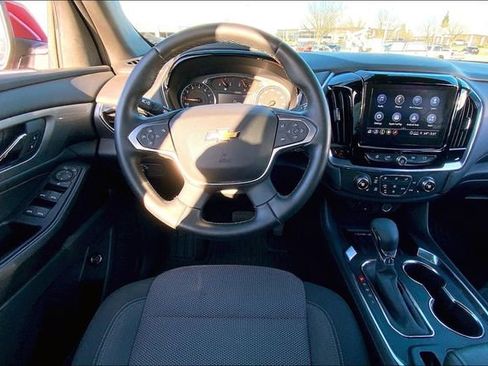 Used 2023 Chevrolet Traverse LT w/ Rear Camera Mirror Package image 5