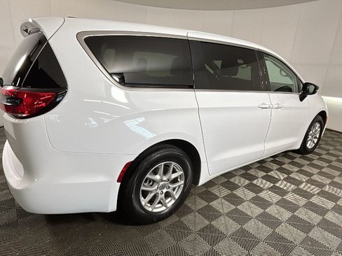 Used 2024 Chrysler Pacifica Touring-L FWD image 2