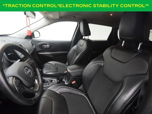 Used 2019 Jeep Cherokee Latitude Plus w/ Cold Weather Group AWD/4WD image 12