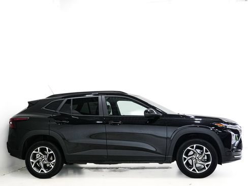 Used 2025 Chevrolet Trax LT FWD image 4