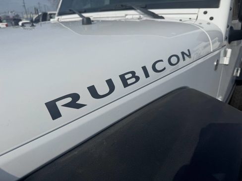 Used 2018 Jeep Wrangler Unlimited Rubicon w/ Connectivity Group image 28