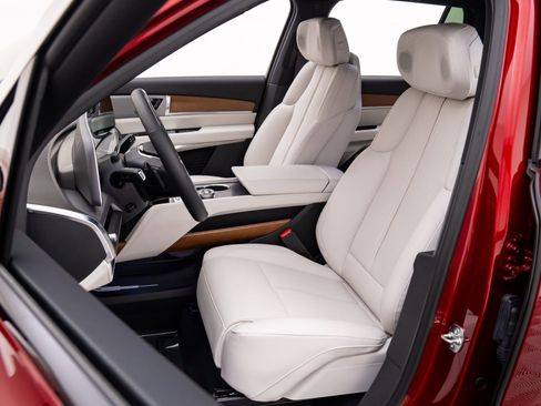 New 2026 Cadillac Vistiq Luxury w/ LPO, Floor Liner Package image 18