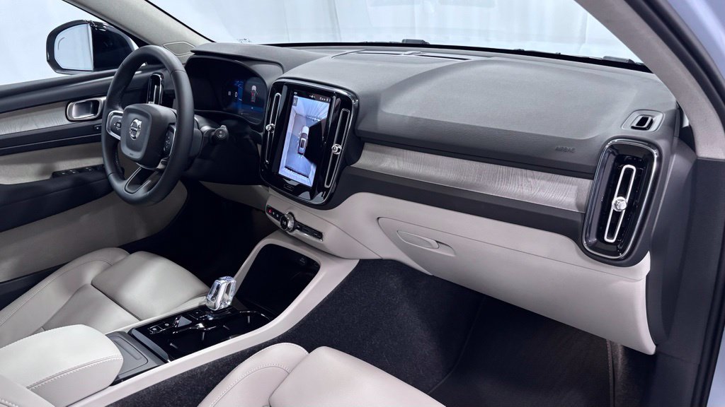 Certified 2026 Volvo XC40 B5 Plus AWD/4WD image 17