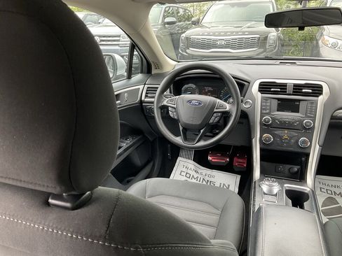 Used 2018 Ford Fusion SE FWD image 18