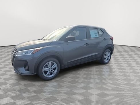 New 2025 Nissan Kicks Play S image 4