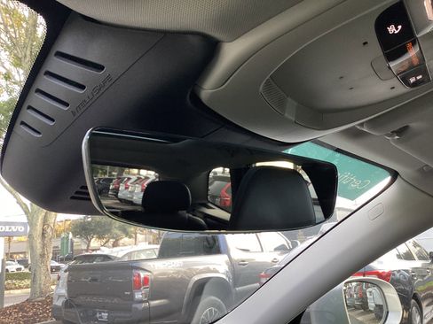 Certified 2022 Volvo XC60 B5 Inscription w/ Climate Package image 27