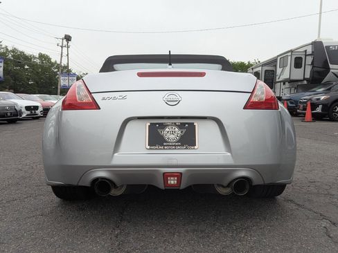 Used 2010 Nissan 370Z Touring w/ Sport Pkg RWD image 9