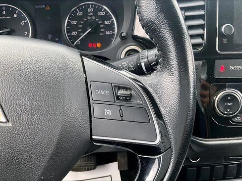 Used 2018 Mitsubishi Outlander SE AWD/4WD image 17