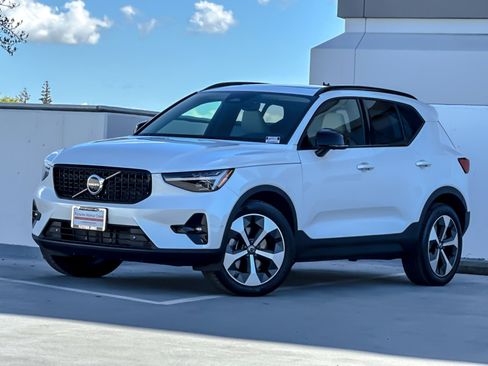 Used 2025 Volvo XC40 B5 Plus w/ Protection Package Premier image 1